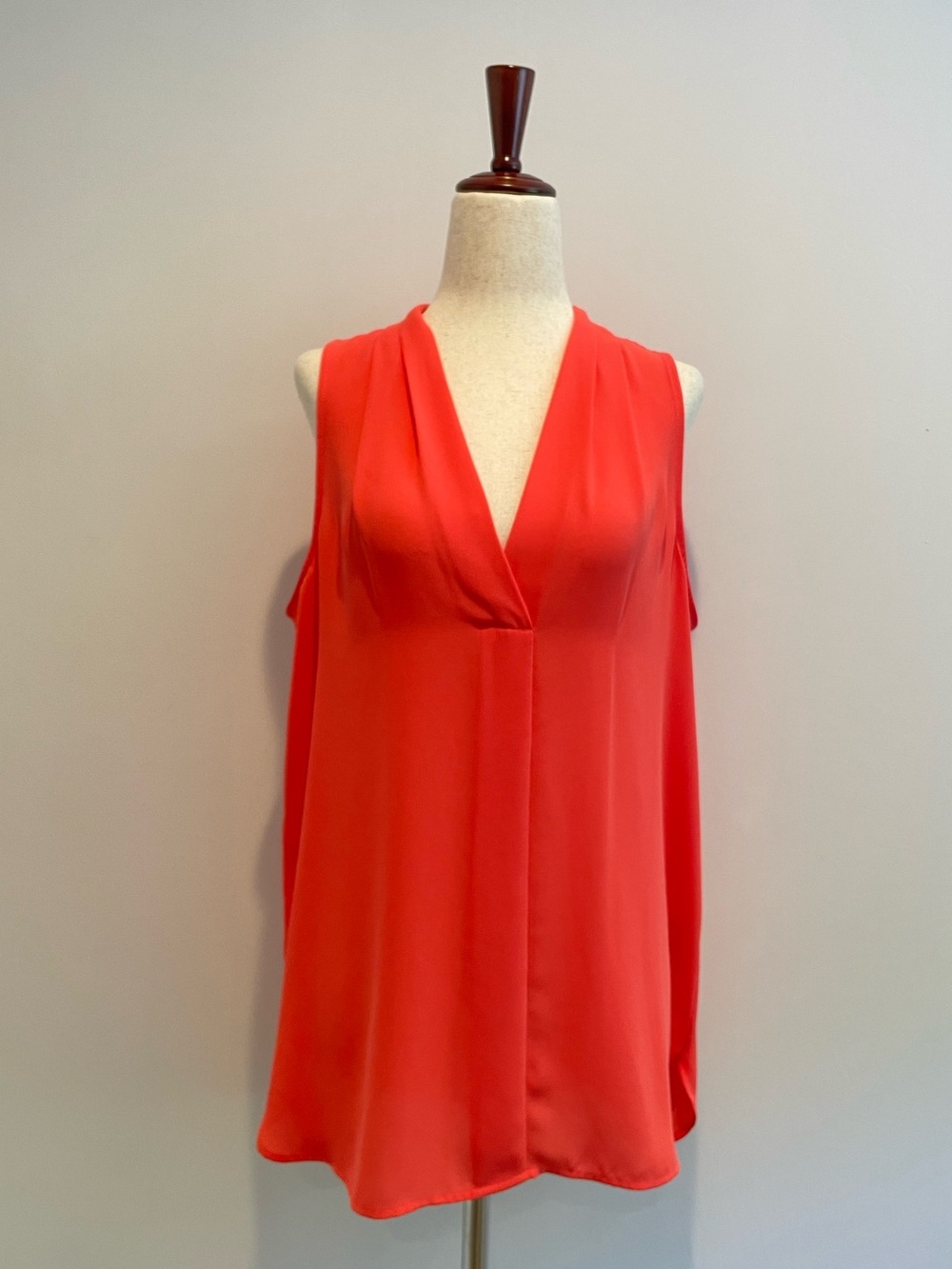 Vince Camuto Sleeveless V-Neck Women’s Top in Coral EUC - size M